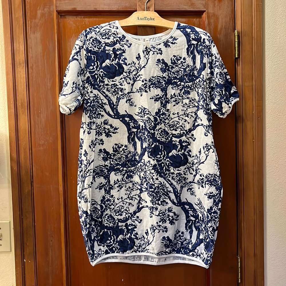 Korean designer. Sort sleeved bubble hem dress in romantic Wedgwood pattern. Sm